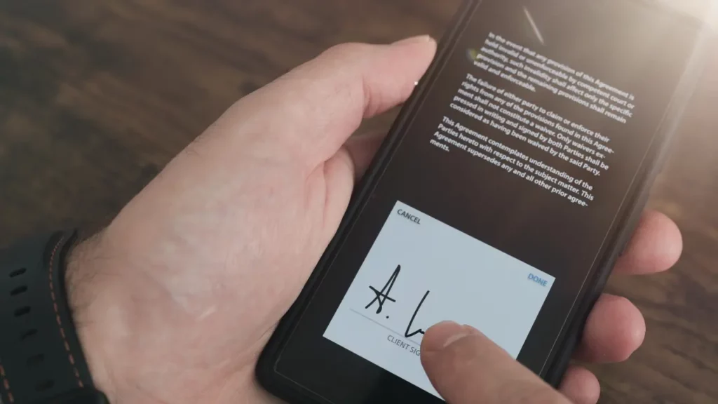 Gracias a un software de gestión con firma electrónica los negocios pueden conseguir que sus clientes firmen documentos importantes desde el móvil