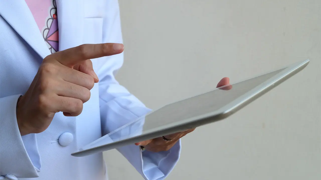 Digitalizar las historias clínicas permite a los centros médicos tener un control total de los documentos y datos de sus pacientes y prestarles los mejores tratamientos