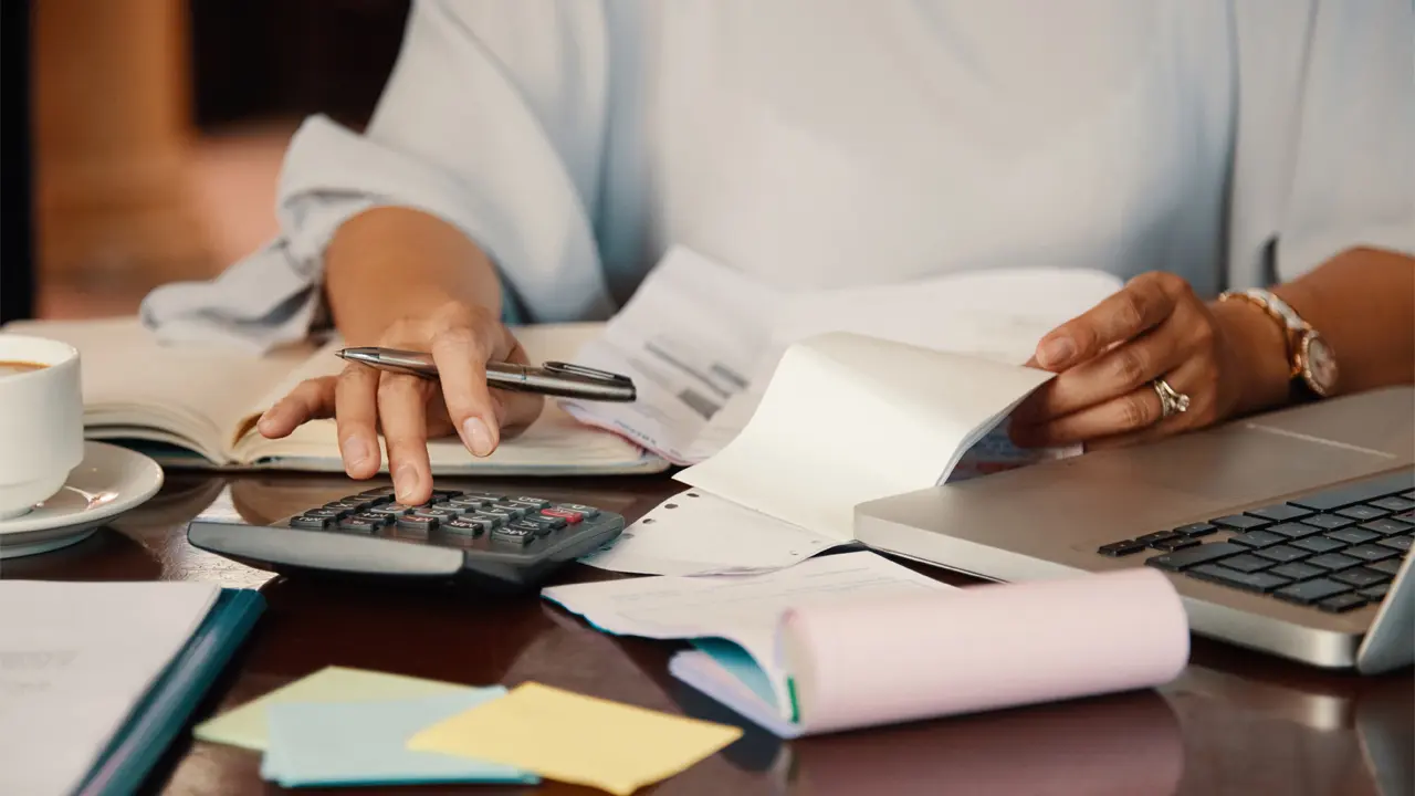Para realizar la contabilidad básica de una empresa es importante conocer los conceptos contables clave como activo o pasivo