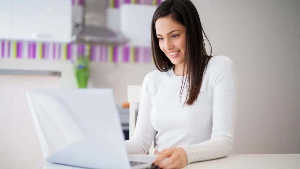 Para saber cómo enviar una factura a un cliente es importante tener en cuenta que la normativa tributaria no exige ningún requisito formal