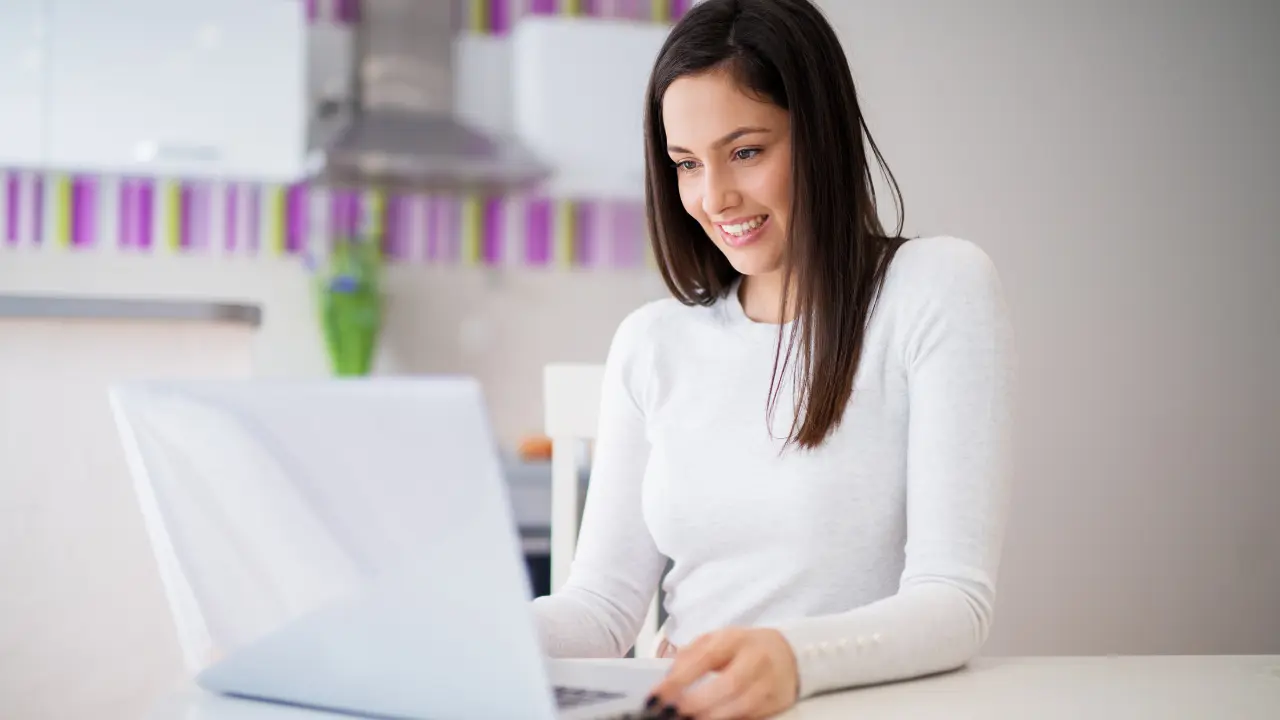 Para saber cómo enviar una factura a un cliente es importante tener en cuenta que la normativa tributaria no exige ningún requisito formal