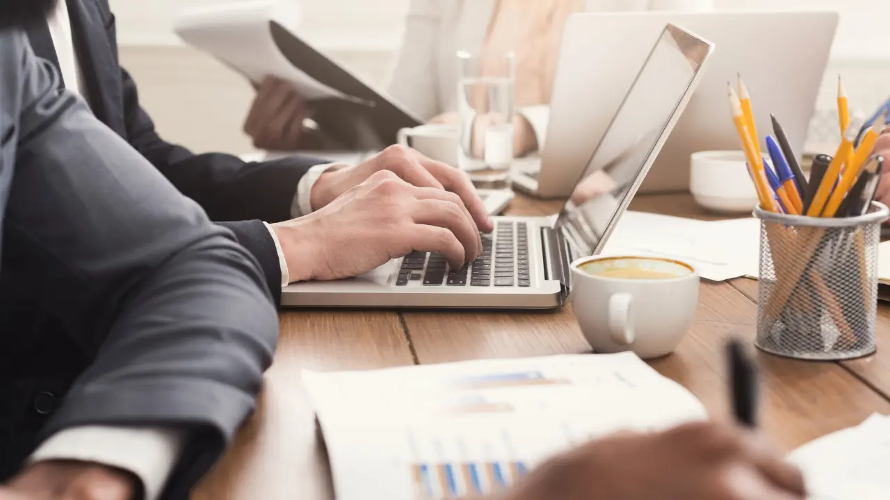 Los informes comerciales y financieros de empresas son esenciales para su funcionamiento